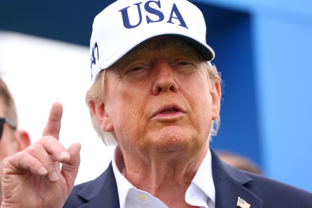 El presidente de EU, Donald Trump, habla al llegar al primer tee durante el Abierto de Irlanda en el campo Trump International Golf Links en Doonbeg, Irlanda, el domingo 13 de septiembre de 2026. Foto: AP