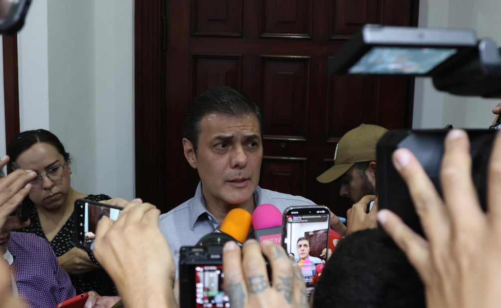 En sesión de Cabildo, el alcalde de Culiacán pidió licencia por 10 días tras las acusaciones en su contra. Al frente del ayuntamiento se queda Ana Mirian Ramos Villareal, exsindicalista procuradora.  José Ernesto Peñuelas, secretario de ayuntamiento, presidió la sesión de Cabildo. Foto: Valente Rosas