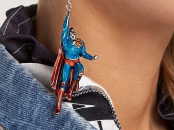 Así son los aretes de Balenciaga más caros y horribles de la moda