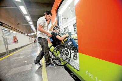 Personas con discapacidad sufren por el transporte