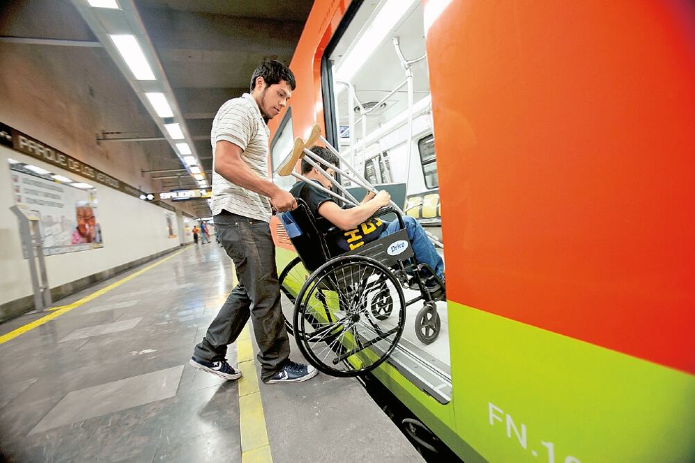 En la ciudad de México hay cerca de 500 mil personas que viven con alguna discapacidad (ESPECIAL)