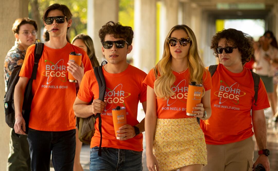 De manera aparentemente coincidente Cindy la Regia incita a sus compañeros a que usen unas playeras color naranja fosforescente que recuerdan al tono que se ha usado en la campaña política del gobernador de Nuevo León, Samuel García. Foto: Netflix.