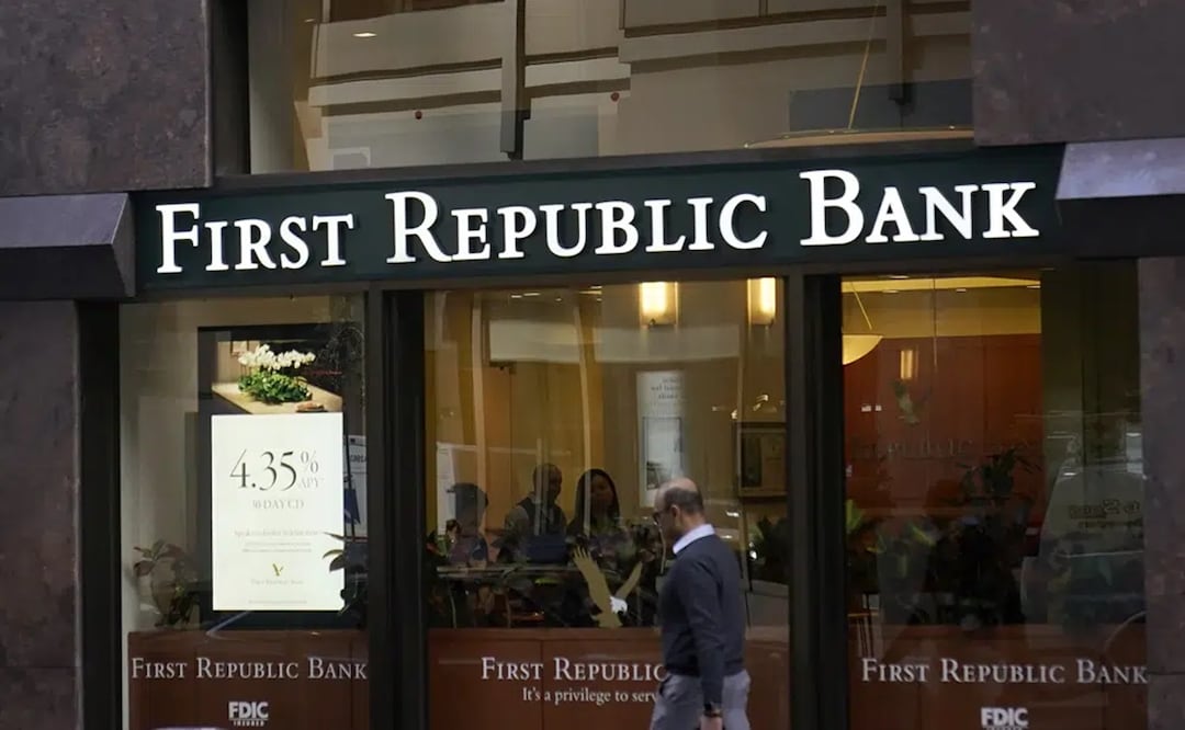 Un peatón pasa ante una oficina de First Republic Bank en San Francisco el 26 de abril de 2023. Foto: AP