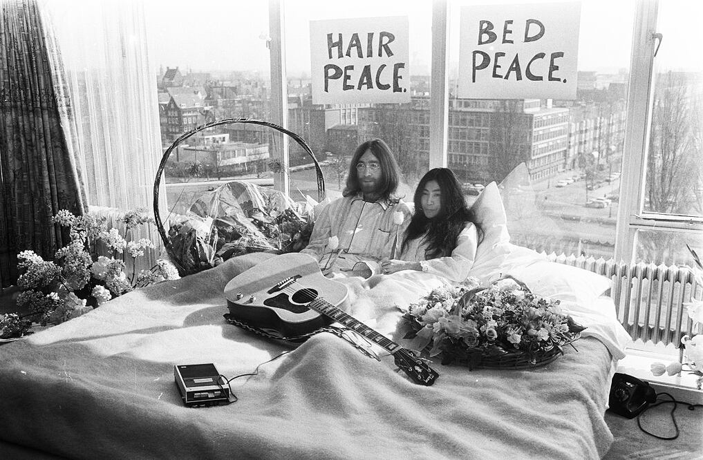 John Lennon y Yoko Ono realizaron su famoso ‘bed-in’, en la suite 1742 del hotel Fairmont The Queen Elizabeth, en Montreal. (Foto: Especial)