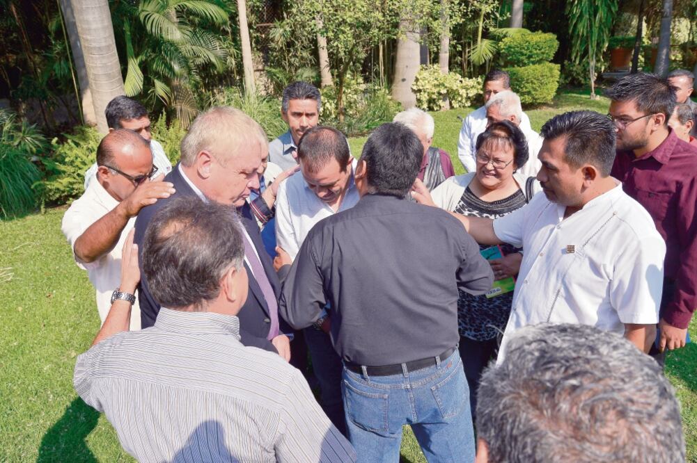 Con las manos sobre la cabeza de Cuauhtémoc Blanco, los líderes evangelistas del estado de Morelos pidieron protección divina ante el acoso político que sufre el alcalde y oraron por su buen gobierno. (TONY RIVERA. EL UNIVERSAL)