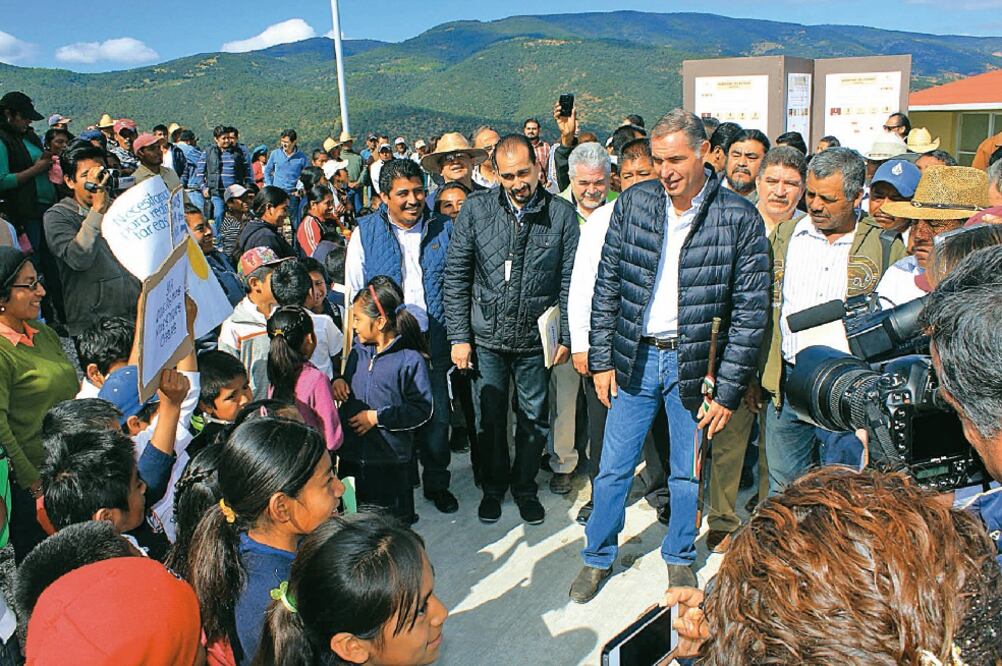 El gobernador Gabino Cué durante su visita a las localidades que fueron afectadas en 2011 por un deslizamiento de tierra (Especial)