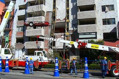 Con grúa recuperan recuerdos de edificio afectado por sismo