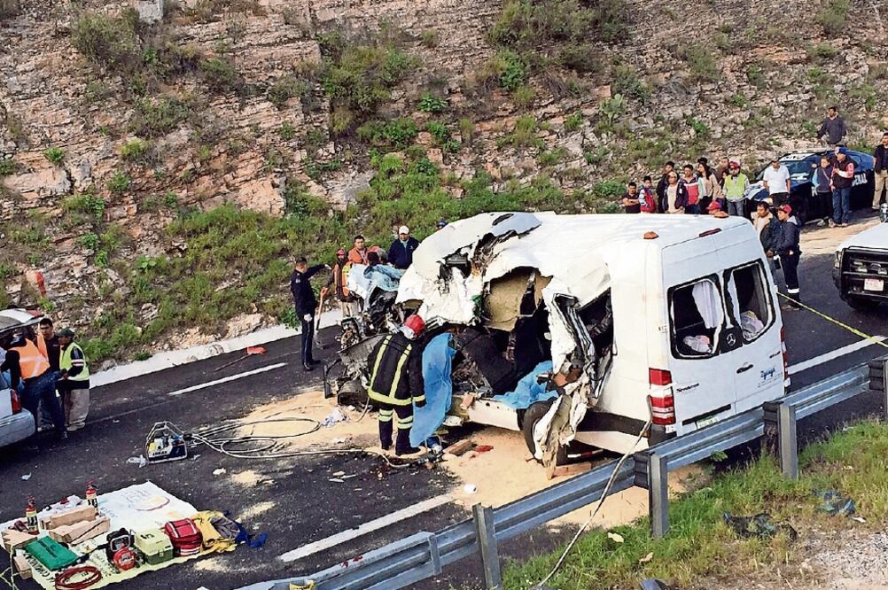 La colisión en la supercarretera Oaxaca-Cuacnopalan entre un camión y una camioneta de pasajeros también dejó 5 heridos (Especial)