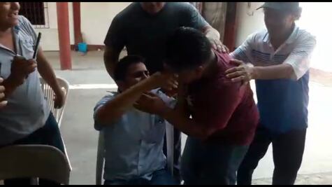 Líder de transportistas en Oaxaca alienta otro beso entre hombres. Video