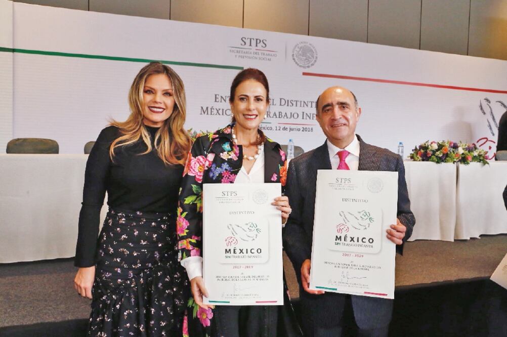 Rosy Fuentes de Ordaz, presidenta del DIF estatal de Sinaloa (centro), recibió el distintivo entregado por parte de la Secretaría del Trabajo y Previsión Social (CORTESÍA)