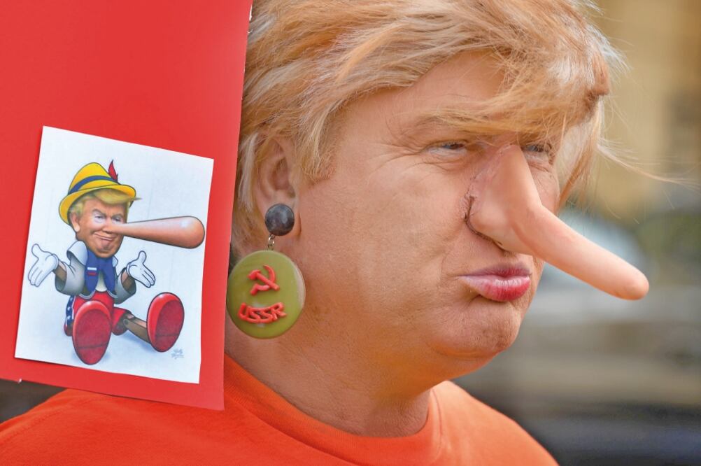 Un manifestante disfrazado de Trump-Pinocho, durante una “Marcha de Resistencia”, el 11 de junio, contra el gobierno del magnate. (ARCHIVO. AFP)