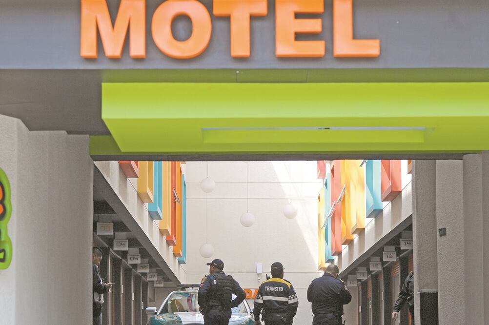 Carlos “N”, el agresor, subió a la azotea de un hotel-motel para ingresar a un edificio contiguo y escapar de las autoridades; cuando lo sorprendieron allí, intentaron detenerlo, pero disparó contra un policía. FOTOS: HUGO GARCÍA. EL UNIVERSAL