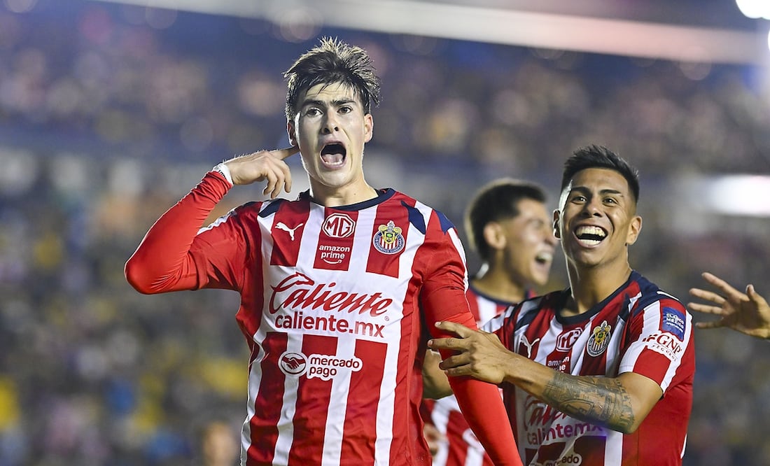 Armando González celebra el segundo tanto de las Chivas junto a Efraín Álvarez | FOTO: Imago7