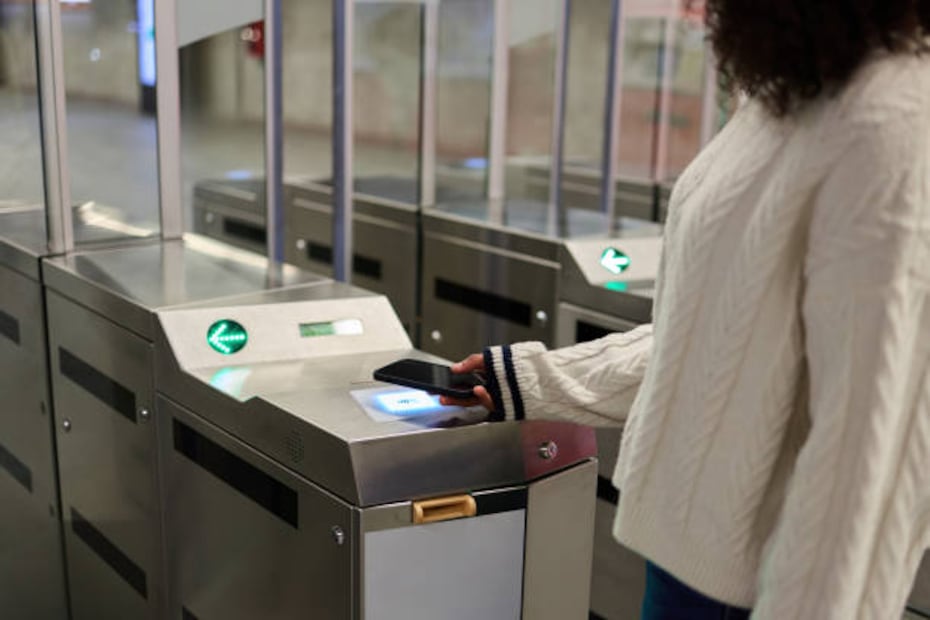 La estrategia busca modernizar el transporte público y ampliar el acceso a herramientas financieras digitales durante la Copa del Mundo. Foto: Unsplash