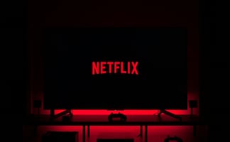 Netflix cae un 4.2% en Wall Street tras anunciar la compra de Warner Bros. Discovery