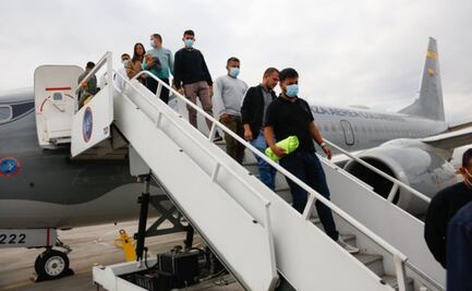 Aterriza en Bogotá el primero de dos aviones colombianos con deportados de EU; “sin estar esposados”, muestra Petro