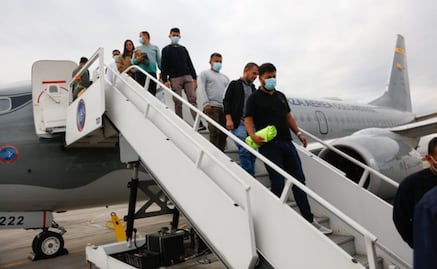 Aterriza en Bogotá el primero de dos aviones colombianos con deportados de EU; “sin estar esposados”, muestra Petro