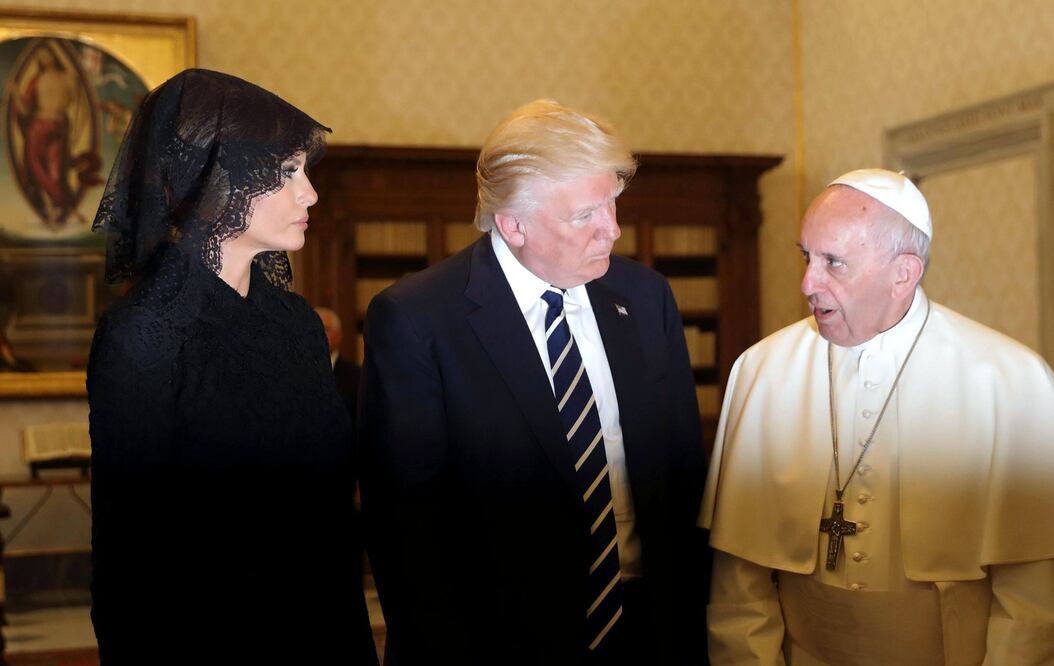 El presidente de los Estados Unidos, Donald Trump y su esposa, Melania, se reúnen con el papa Francisco durante su audiencia privada celebrada en el Vaticano. (EFE)