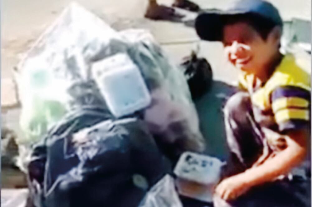 El video de dos niños que comen restos de un pastel fue tomado por un usuario de Youtube, quien les entregó un billete de 20 pesos (TOMADA DE YOUTUBE)