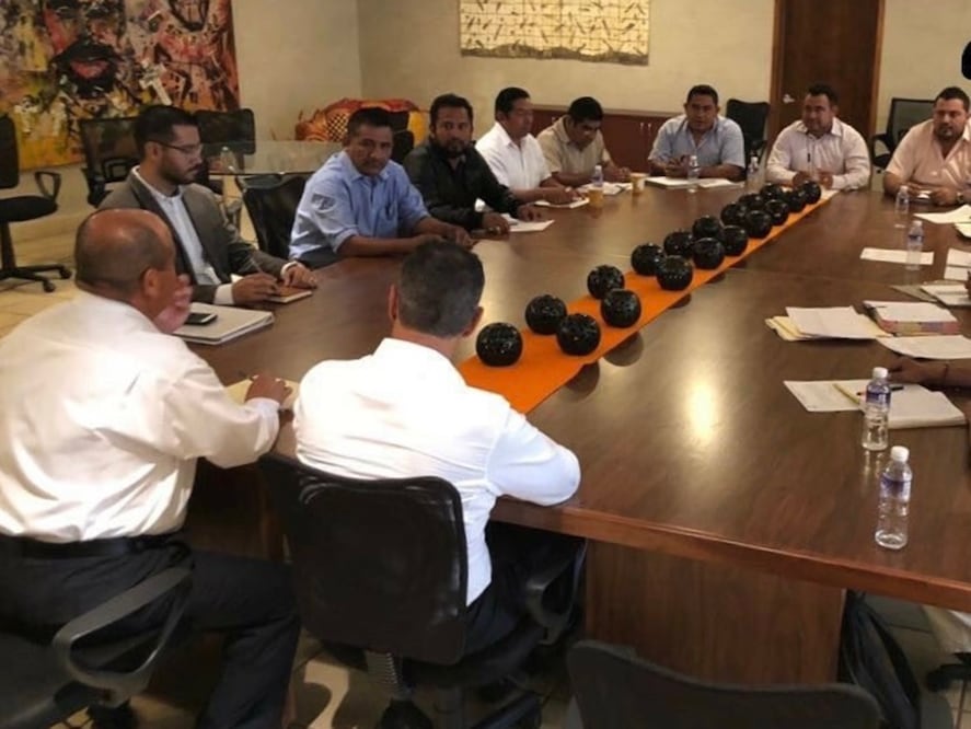 En Oaxaca, la Comisión Política de la Sección 22 del SNTE se reunió con el gobernador Alejandro Murat Hinojosa (Foto: Especial)