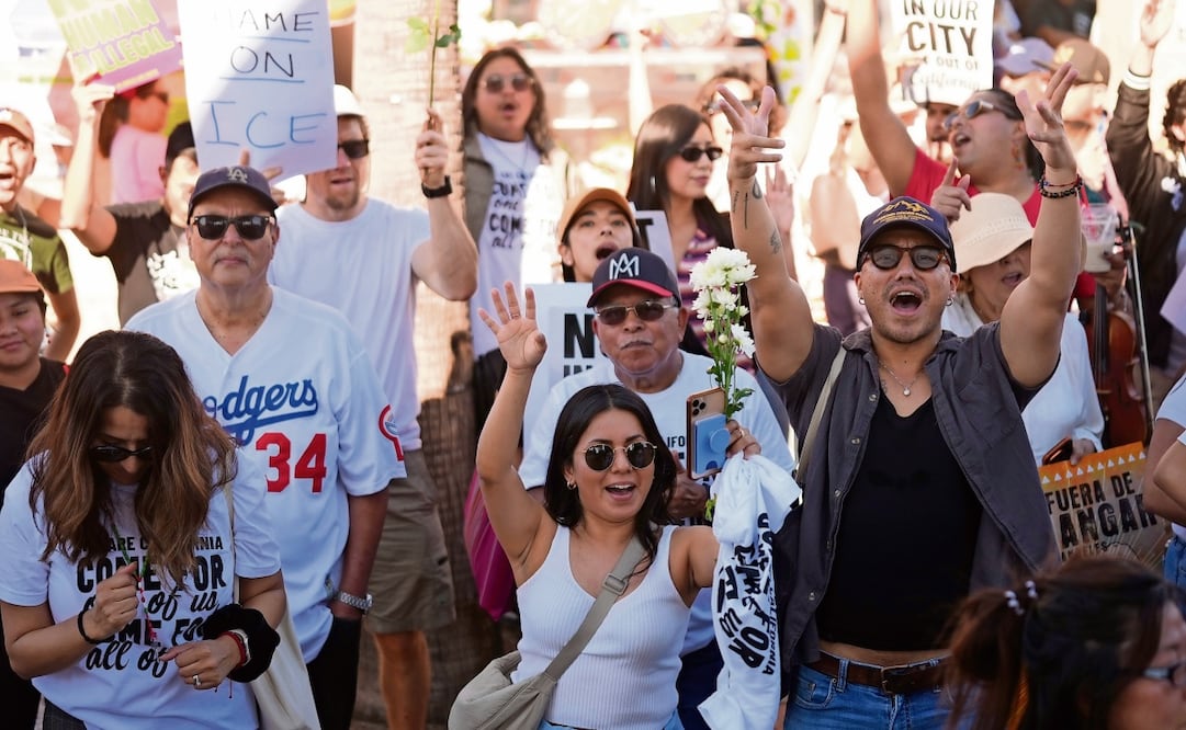 Manifestantes cantan en la Plaza del Mariachi durante el evento Reclama Nuestra Calle en oposición a las continuas redadas migratorias en Los Ángeles. Foto: Damian Dovarganes / AP