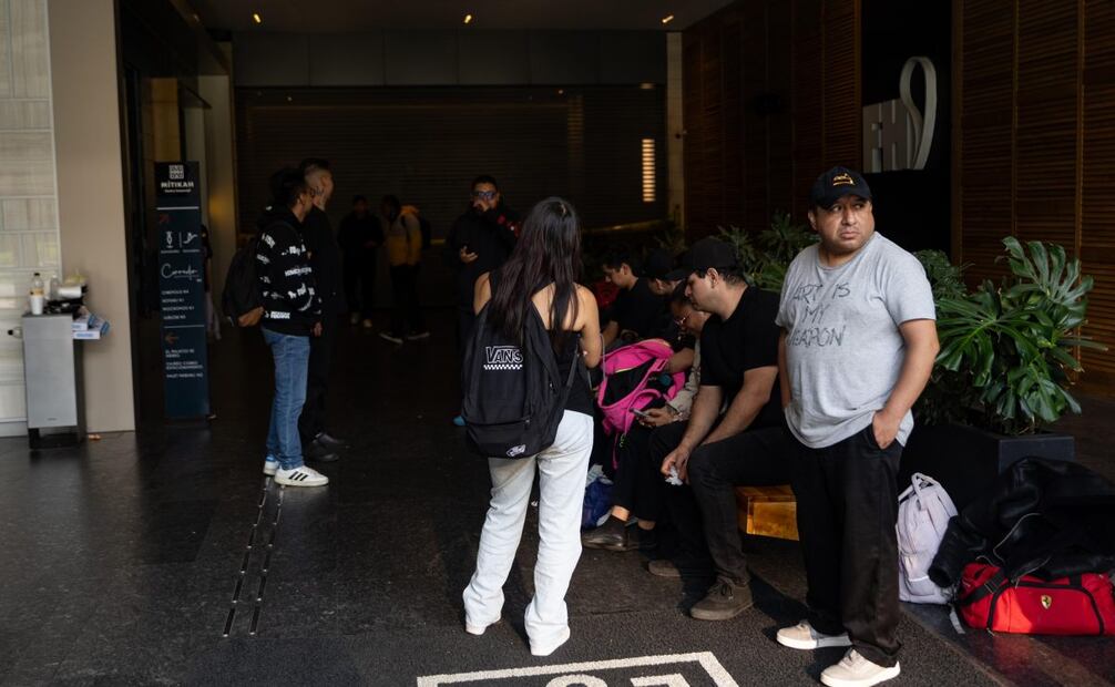 Algunos pocos trabajadores de negocios esperan en los accesos de la parte trasera de la plaza, sobre la calle Mayorazgo, a que haya alguna noticia y puedan retomar actividades. (14/08/25) Foto: Hugo Salvador/ EL UNIVERSAL