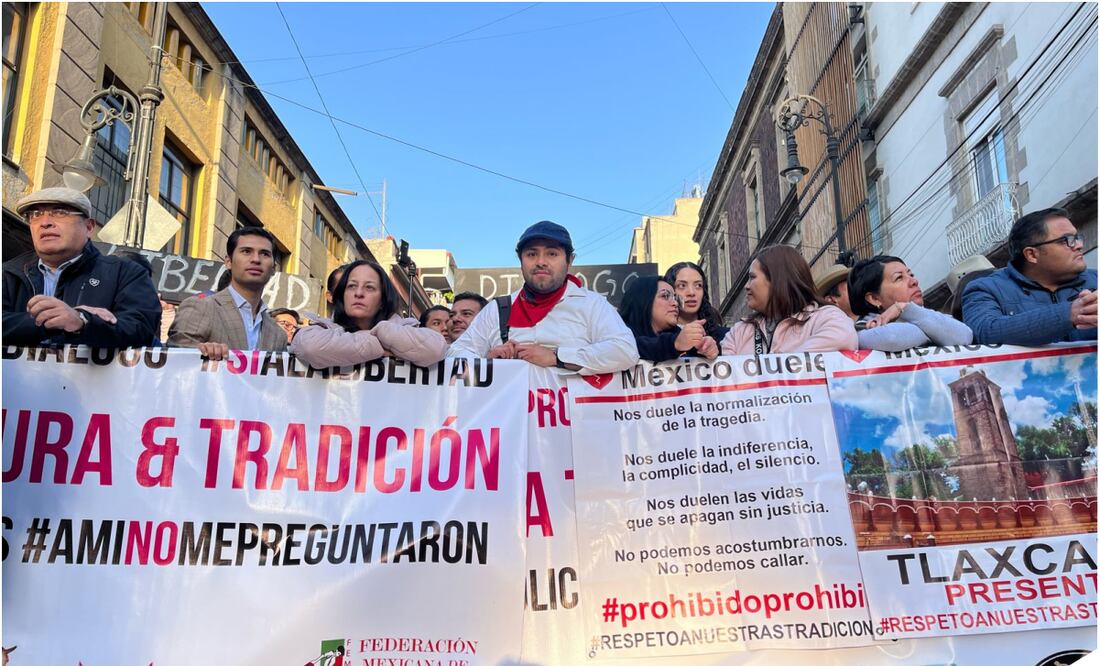 Toreros y ganaderos se manifiestan a un costado del Congreso de la Ciudad de México. 18/03/25 Foto: Rafael García / EL UNIVERSAL
