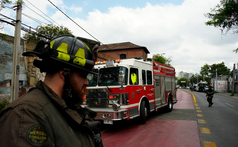 Equipos de bomberos se desplazaron al colegio, así como 18 ambulancias para atender la emergencia. Foto: AP