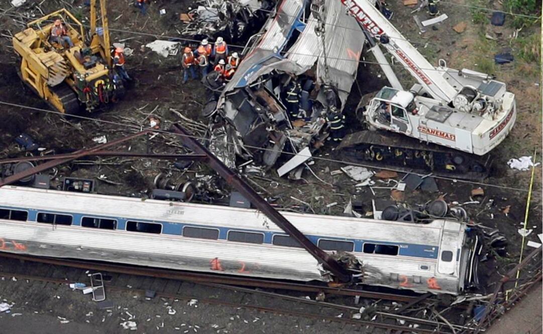 Los investigadores federales determinaron que un tren de Amtrak que se descarriló en Filadelfia con un saldo de ocho muertos corría por la ciudad a 170 kilómetros por hora antes de descarrilar (Foto: AP)