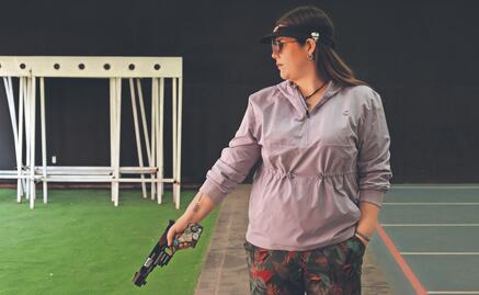 Alejandra Zavala con su arma como herramienta de resiliencia; elimina todos los tabúes de su deporte  