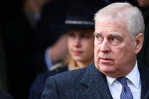 Policía registra la antigua mansión del expríncipe Andrés un día después de su arresto; continúa el cateo en Royal Lodge