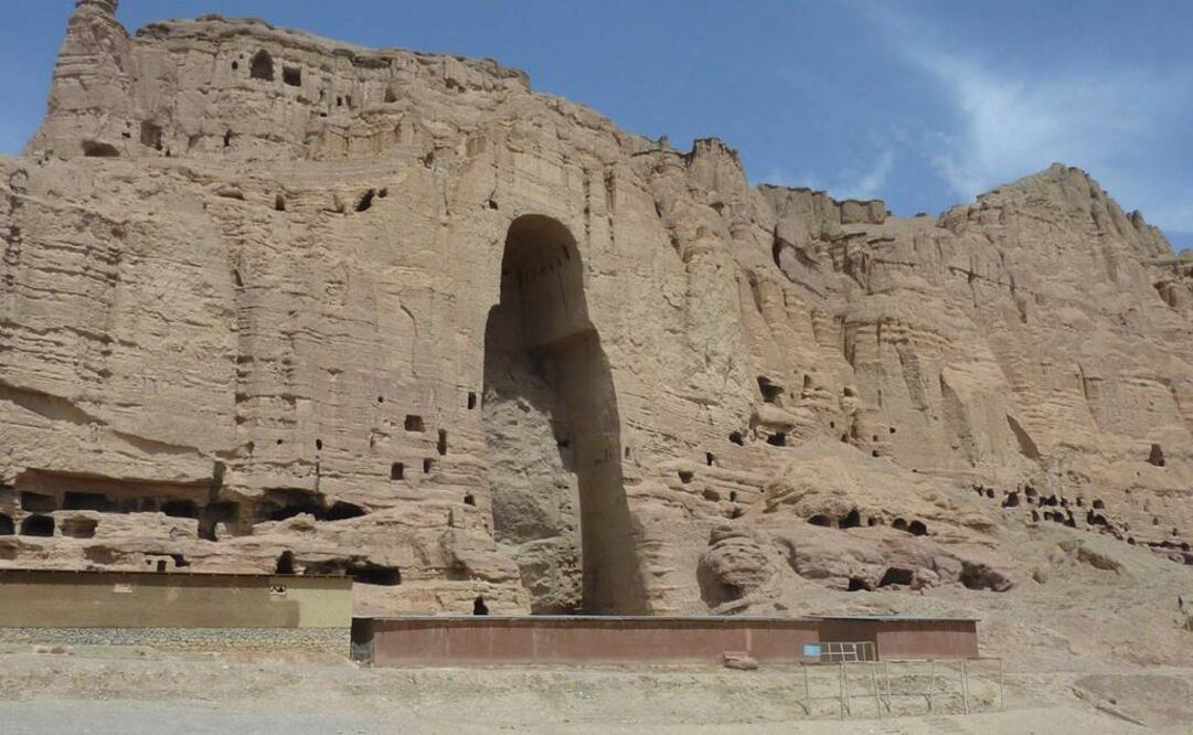 Imagen de las oquedades donde se encontraban los Budas de Bāmiyān, una de las zonas arqueológicas más conocidas de Afganistán lamentablemente destruida por talibanes en 2001. (FOTO: Archivo EL UNIVERSAL)