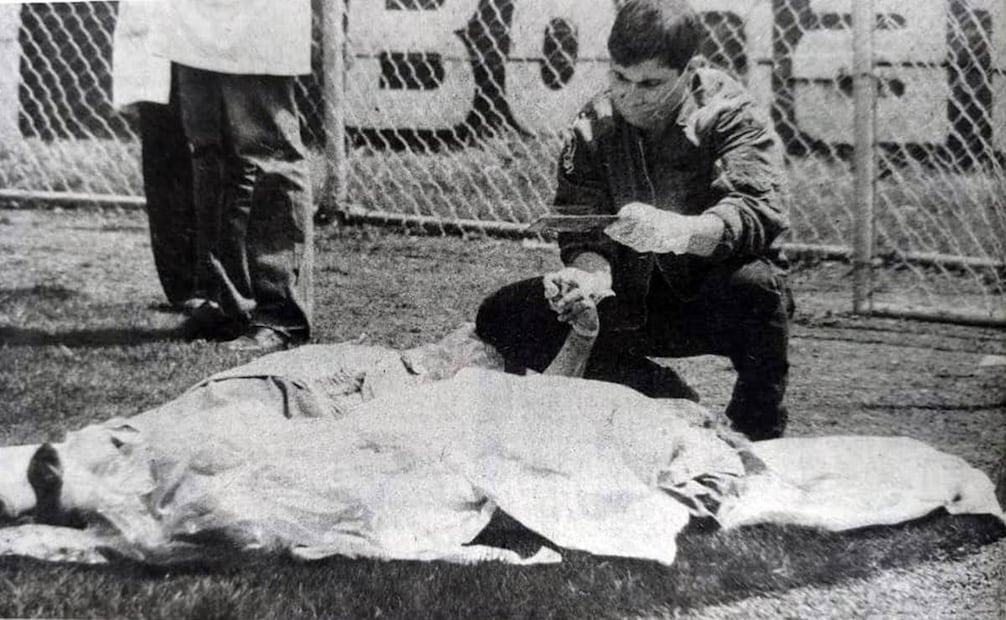 A diferencia de lo que ocurría en la PGJ, la mayoría de los sitios donde se reunían los cuerpos recuperados de los escombros estaban abiertos al público, como se ve en la imagen de la "morgue" del Estadio del Seguro Social, hoy Parque Delta. Hemeroteca EL UNIVERSAL.
