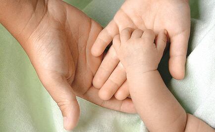 Buscan a migrante acusado de matar a su bebé a pisotones