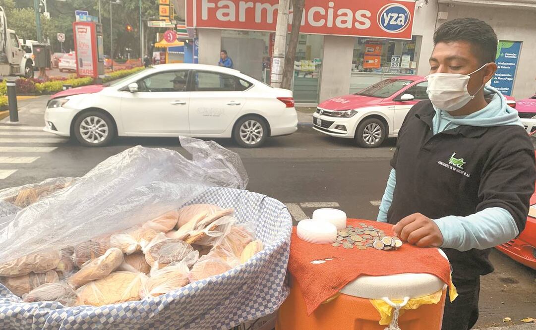 Comerciantes de la alcaldía Miguel Hidalgo deben estar alertas de los vehículos oficiales, ya que les pueden quitar su triciclo; incluso, en la zona de Polanco algunos conductores les dan el pitazo para que no los agarren. Fotos: BERENICE FREGOSO