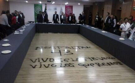 Padres de normalistas se reúnen con PGR