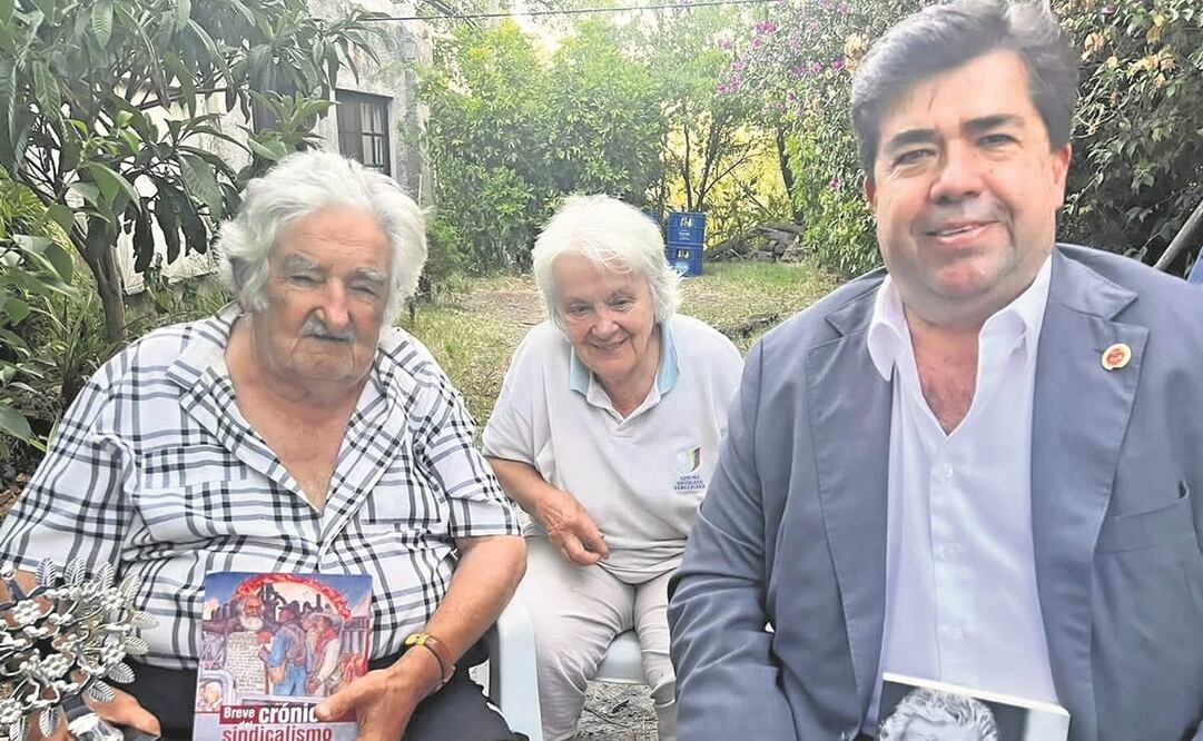 Pedro Haces Barba y el expresidente uruguayo Pepe Mújica intercambiaron libros durante una reunión en Uruguay.