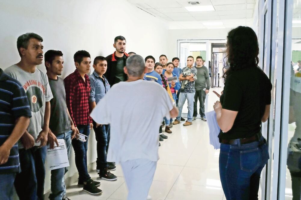 En la Casa del Migrante los repatriados buscan una identificación, así como el pasaje gratuito en autobús para trasladarse a cualquier punto de la República (CORTESÍA: ABRAHAM RUBIO)