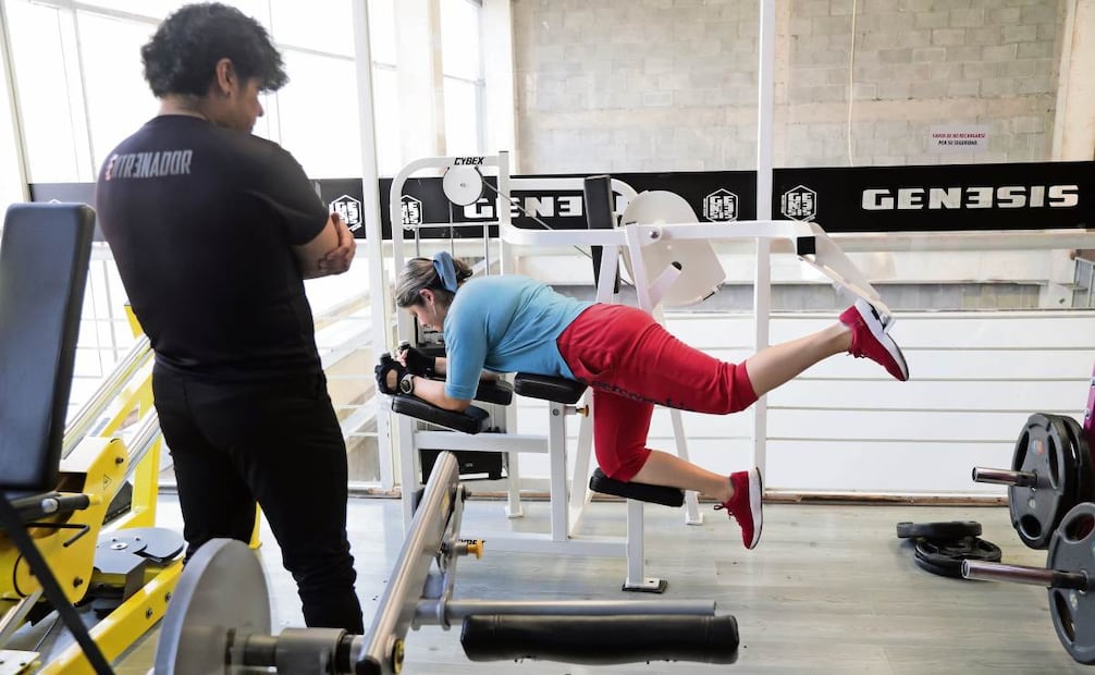 El mayor reto a enfrentar para las personas que comienzan a ejercitarse es “lo que puedan decir los demás, la pena de pedir el equipo, de alternarlo”. Foto: Carlos Mejía / EL UNIVERSAL