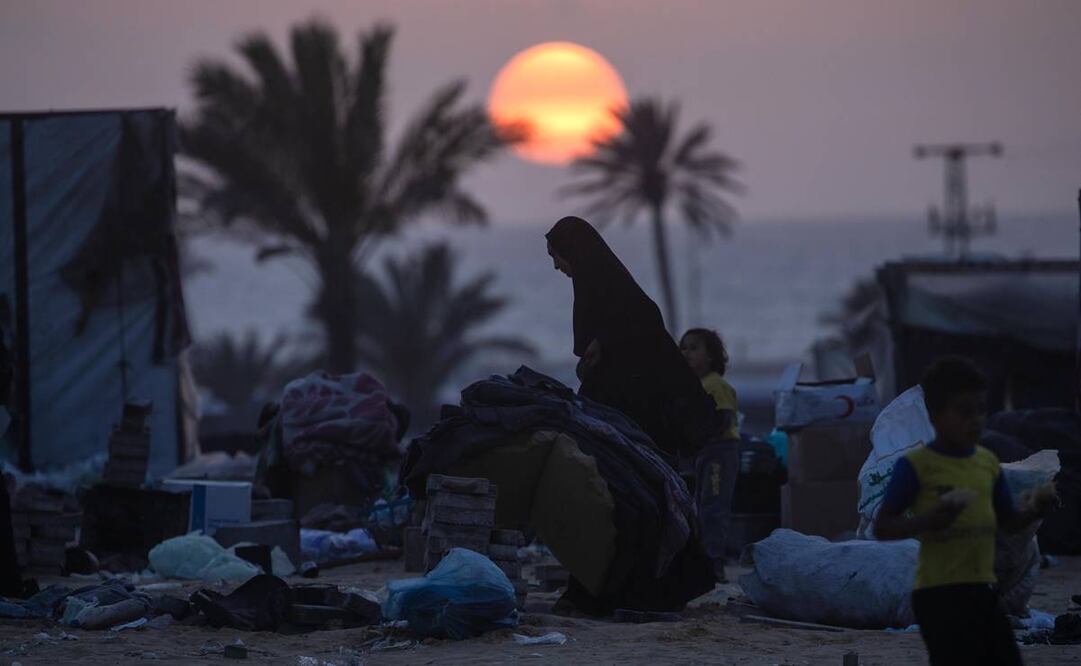 Los palestinos desplazados internos se preparan para salir con sus pertenencias después de una orden de evacuación emitida por el ejército israelí. Foto: EFE