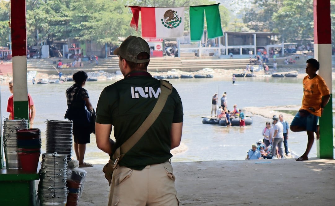 Agente del INM. Foto: María de Jesús Peters | El Universal
