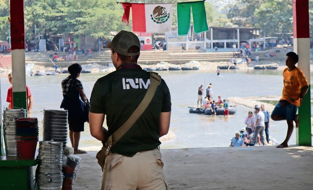 Agente del INM. Foto: María de Jesús Peters | El Universal