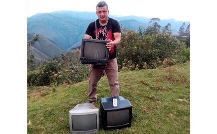Profesor reparte televisores a sus alumnos para que aprendan desde casa