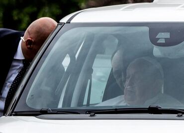 Papa Francisco regresa al Vaticano con tubos nasales para respirar; estuvo hospitalizado por neumonía 5 semanas