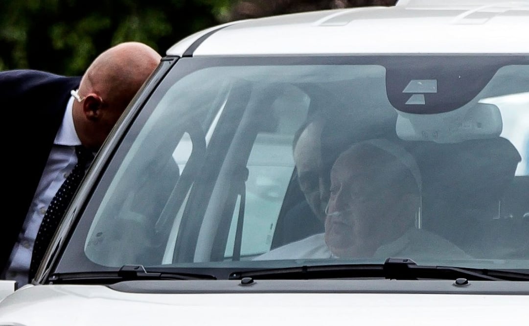 El papa Francisco llega a la residencia Santa Marta del Vaticano tras ser dado de alta del hospital Agostino Gemelli después de su hospitalización, Ciudad del Vaticano, 23 de marzo de 2025. Foto: EFE