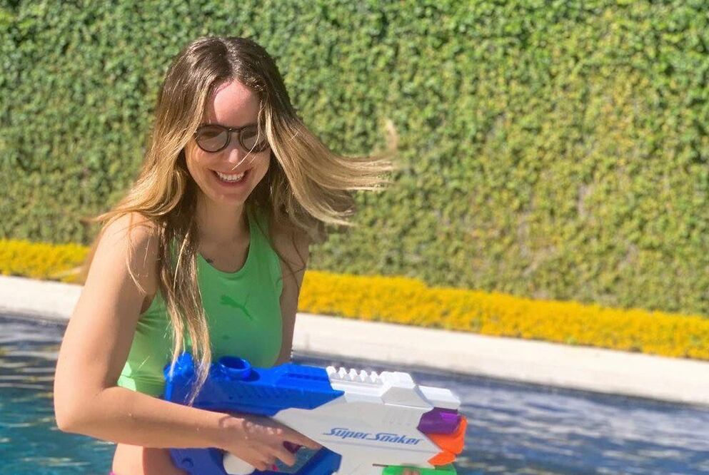 La actriz lució un look muy natural en una alberca / Instagram @Camilasodi_