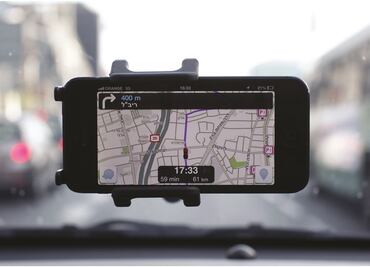 ¿Escuchas música mientras manejas? Esta alianza te interesa