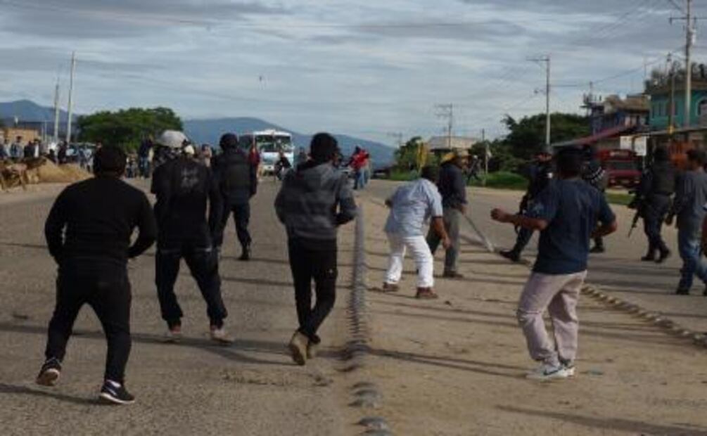 Se enfrentan en Oaxaca colonos y transportistas durante 5 horas