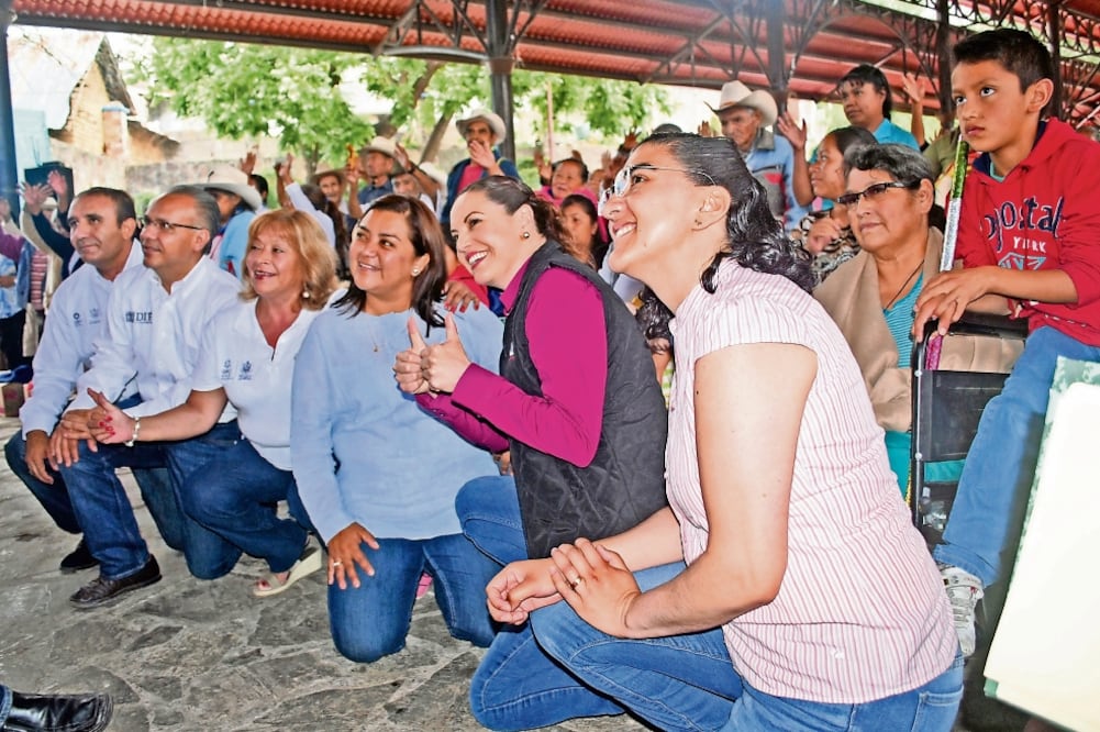 Gloria Rendón (der.), edil de Pinal de Amoles, le apuesta al ecoturismo (AMÍLCAR SALAZAR)