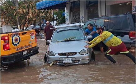 VIDEOS: Tormenta en Mazatlán deja conductores varados, operaciones áereas suspendidas y peligro por desbordamientos 